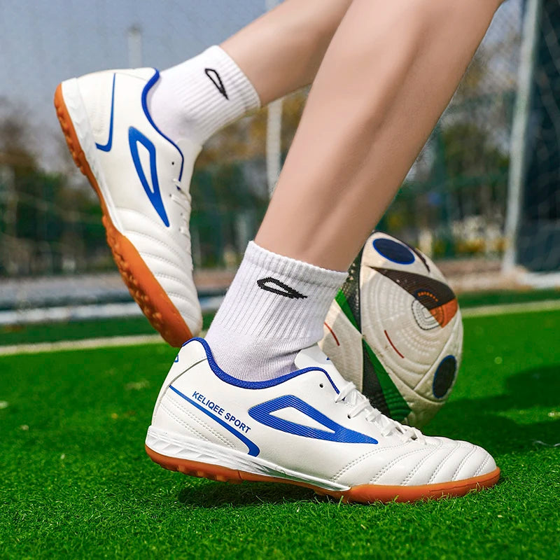 Botas de fútbol unisex juveniles superventas en oferta, tacos para césped, antideslizantes, transpirables, parte superior de cuero, ligeras y duraderas para entrenamiento de fútbol