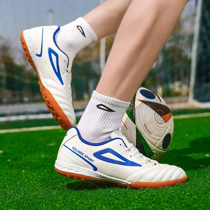 Botas de fútbol unisex juveniles superventas en oferta, tacos para césped, antideslizantes, transpirables, parte superior de cuero, ligeras y duraderas para entrenamiento de fútbol