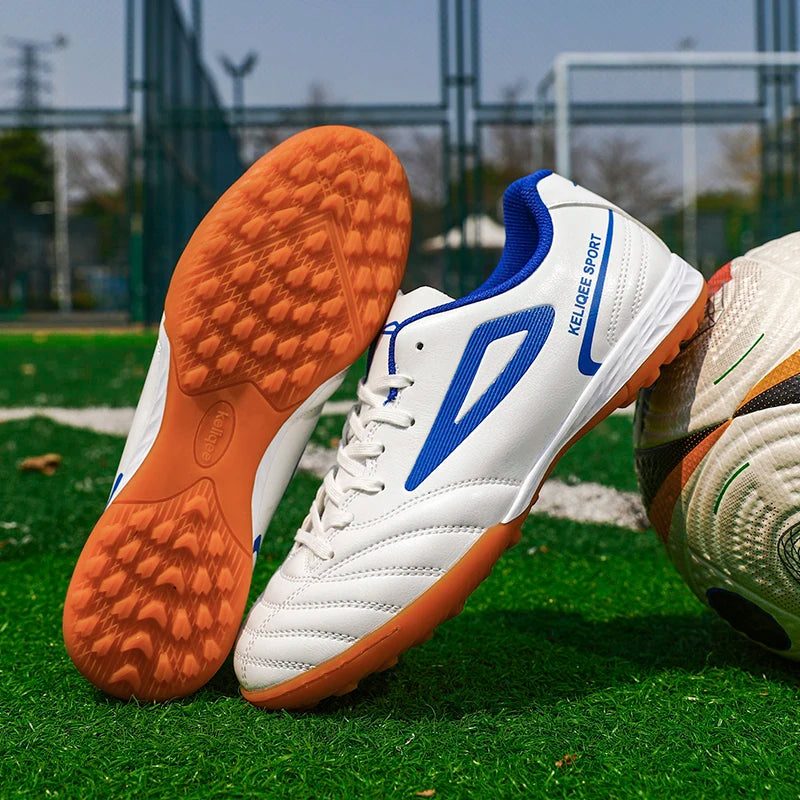 Botas de fútbol unisex juveniles superventas en oferta, tacos para césped, antideslizantes, transpirables, parte superior de cuero, ligeras y duraderas para entrenamiento de fútbol