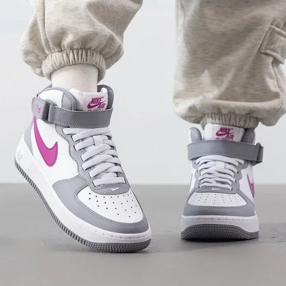Nike Air Force 1 Mid EasyOn, chaussure de ville confortable et polyvalente, modèle à lacets, tige haute, couleur gris ciment et rose vif, unisexe, FN1193-003.
