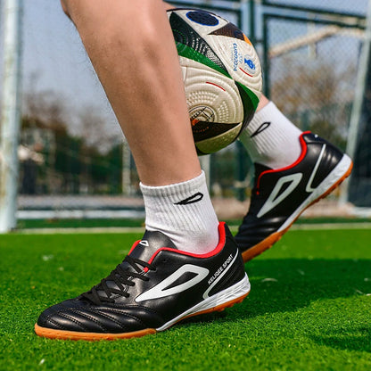 Botas de fútbol unisex juveniles superventas en oferta, tacos para césped, antideslizantes, transpirables, parte superior de cuero, ligeras y duraderas para entrenamiento de fútbol
