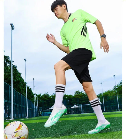 Nouvelles chaussures de football pour hommes, baskets de match, crampons de gazon antidérapants de haute qualité, chaussures de football d'extérieur pour garçons, chaussures de football montantes légères