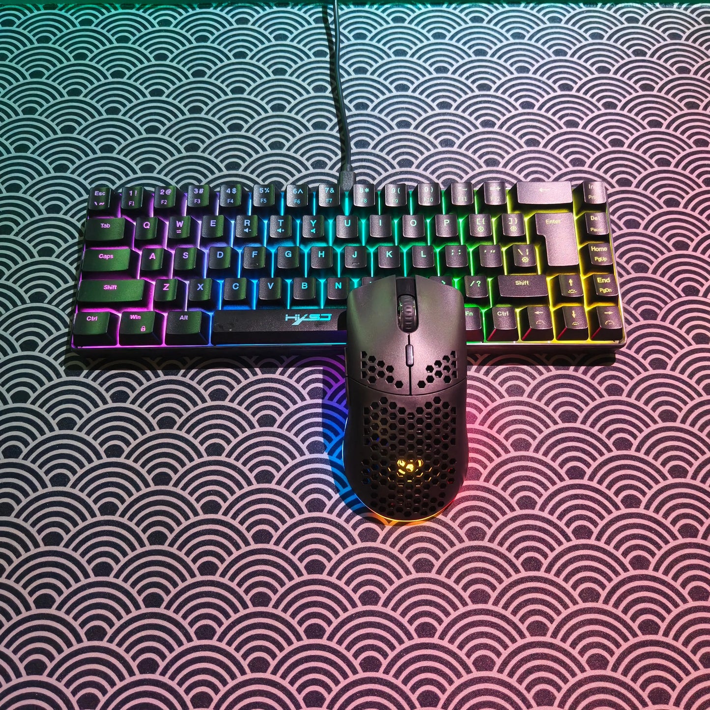 Set gaming portatile HXSJ 60% RGB con tastiera e mouse, tastiera a membrana cablata 68 tasti e mouse wireless leggero a 3 modalità per PC Mac