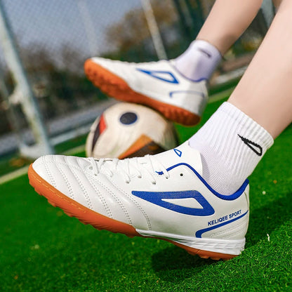 Botas de fútbol unisex juveniles superventas en oferta, tacos para césped, antideslizantes, transpirables, parte superior de cuero, ligeras y duraderas para entrenamiento de fútbol