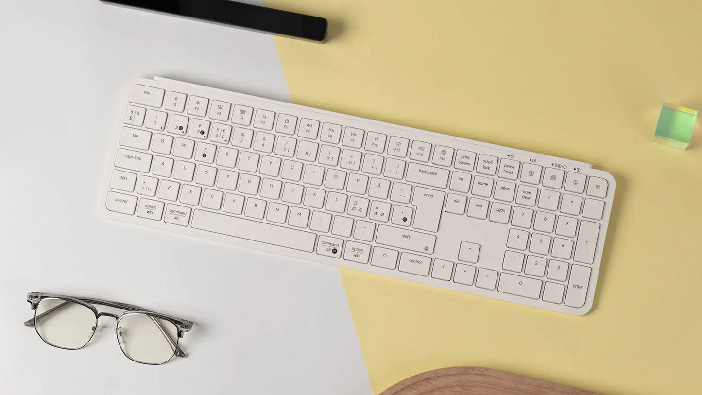 Tastiera wireless ultra-sottile Keychron B6 Pro layout ISO, formato completo, portatile e leggera, con connessioni 2.4GHz e Bluetooth