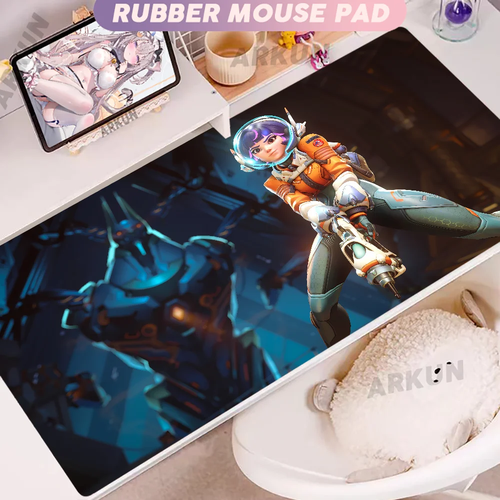 Alfombrilla de ratón gaming XXL de goma suave para escritorio y oficina, 900x400, estilo anime con chica gamer de Overwatch y FPS grandes