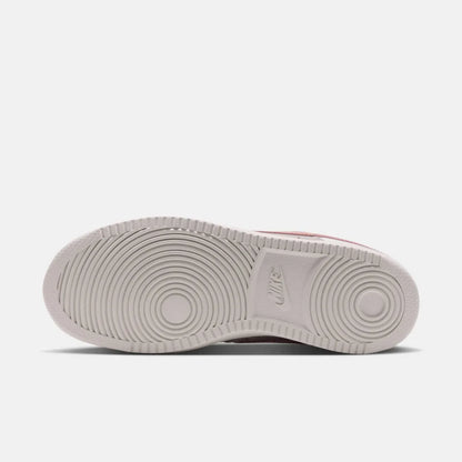 W NIKE COURT VISION LO LX IU7630-200, baskets basses pour femmes, chaussures décontractées en cuir gris et blanc avec semelle en caoutchouc bordeaux et logo Swoosh.