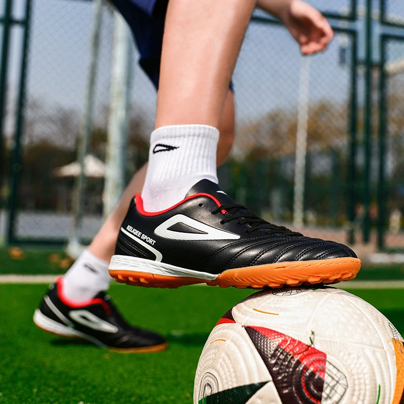 Botas de fútbol unisex juveniles superventas en oferta, tacos para césped, antideslizantes, transpirables, parte superior de cuero, ligeras y duraderas para entrenamiento de fútbol