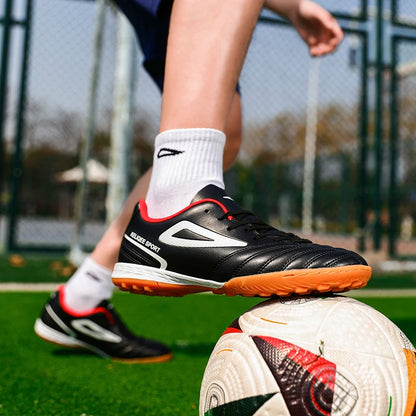 Botas de fútbol unisex juveniles superventas en oferta, tacos para césped, antideslizantes, transpirables, parte superior de cuero, ligeras y duraderas para entrenamiento de fútbol