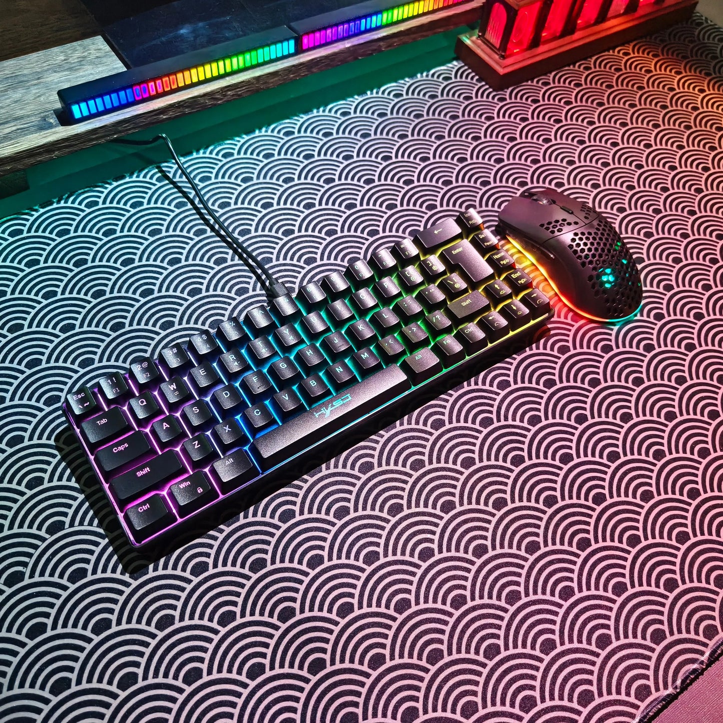 Set gaming portatile HXSJ 60% RGB con tastiera e mouse, tastiera a membrana cablata 68 tasti e mouse wireless leggero a 3 modalità per PC Mac