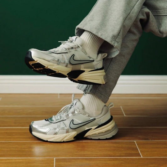 „NIKE V2K RUN“ žemi, storapadžiai, retro stiliaus, neslystantys, atsparūs nusidėvėjimui vyriški sportiniai kasdieniai bėgimo bateliai HJ4497-100