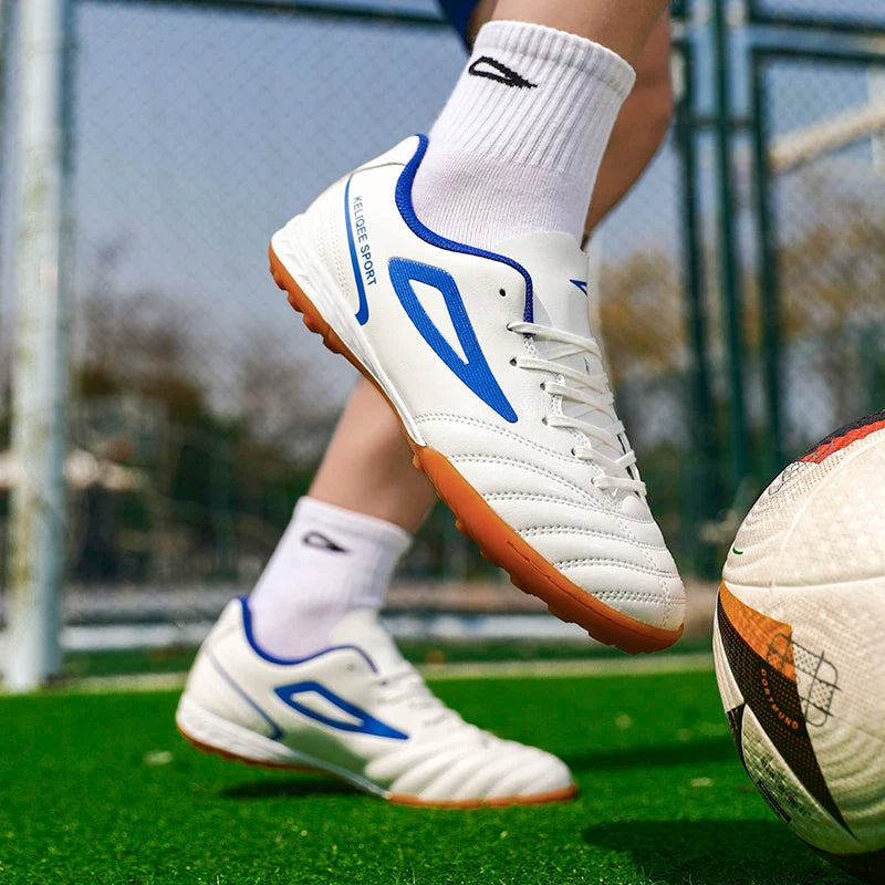 Botas de fútbol unisex juveniles superventas en oferta, tacos para césped, antideslizantes, transpirables, parte superior de cuero, ligeras y duraderas para entrenamiento de fútbol