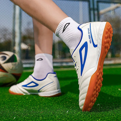 Botas de fútbol unisex juveniles superventas en oferta, tacos para césped, antideslizantes, transpirables, parte superior de cuero, ligeras y duraderas para entrenamiento de fútbol