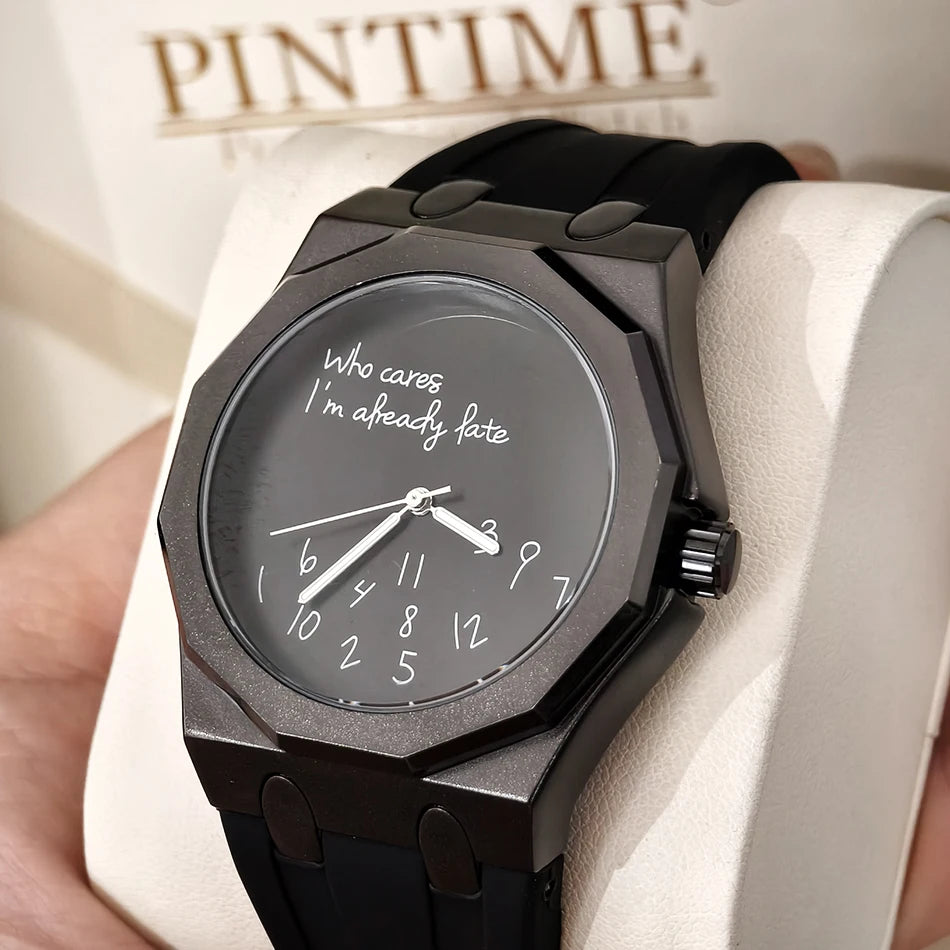 Montre pour homme de luxe avec boîtier octogonal et bracelet en silicone, étanche, dotée d'un cadran arborant le slogan humoristique « Who Cares I'm Already Late » (Et puis quoi, je suis déjà en retard).