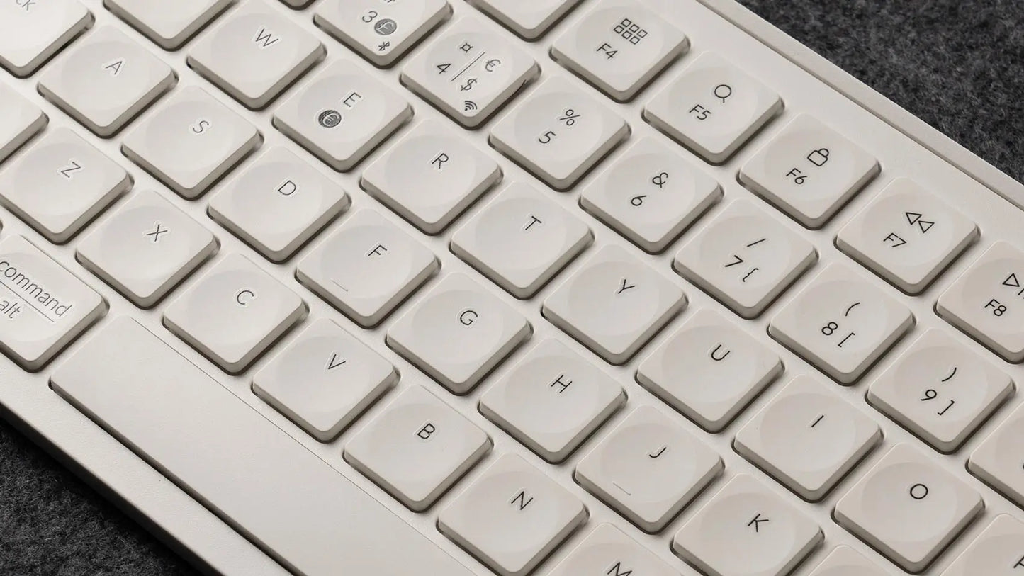 Tastiera wireless ultra-sottile Keychron B6 Pro layout ISO, formato completo, portatile e leggera, con connessioni 2.4GHz e Bluetooth