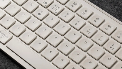 Tastiera wireless ultra-sottile Keychron B6 Pro layout ISO, formato completo, portatile e leggera, con connessioni 2.4GHz e Bluetooth
