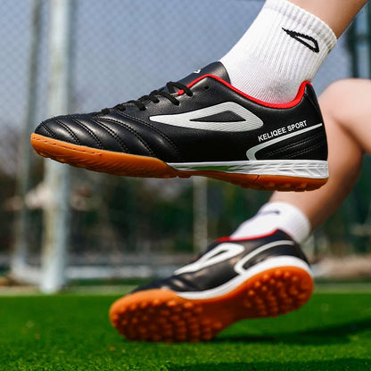 Botas de fútbol unisex juveniles superventas en oferta, tacos para césped, antideslizantes, transpirables, parte superior de cuero, ligeras y duraderas para entrenamiento de fútbol