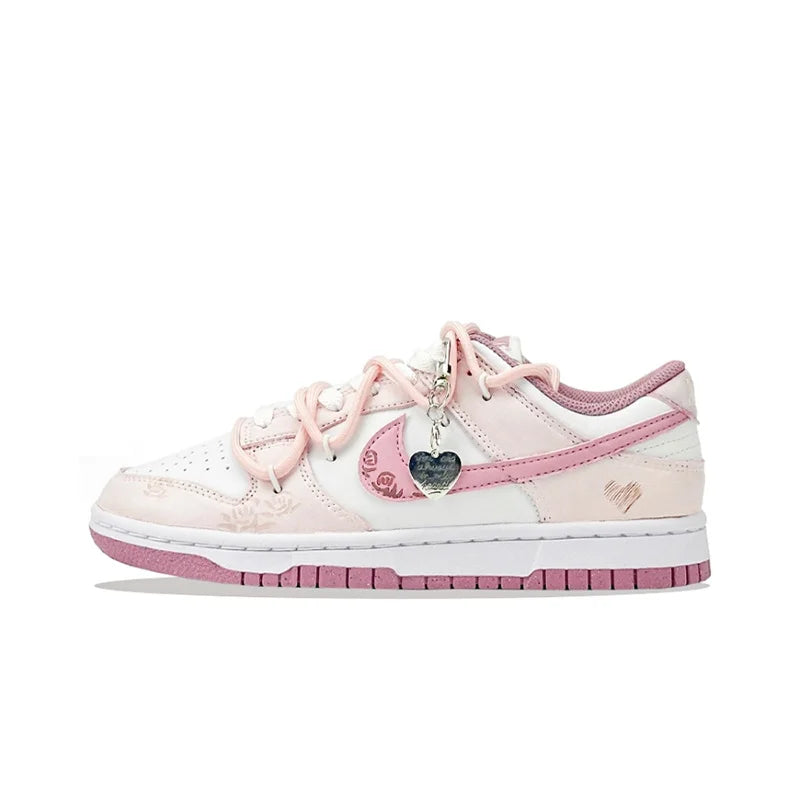 Individualizuoti sportiniai bateliai „Nike Dunk“ „Honeyed Rose“ – naujojo kinietiško stiliaus, rankomis tapyti su širdelėmis, žemi moteriški riedlentininkų bateliai