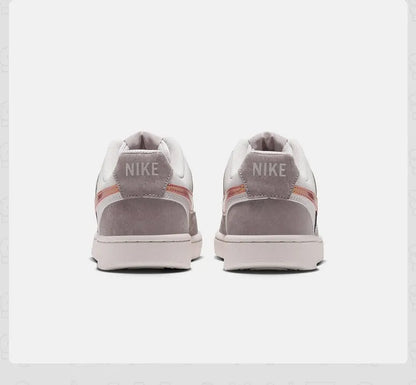W NIKE COURT VISION LO LX IU7630-200, baskets basses pour femmes, chaussures décontractées en cuir gris et blanc avec semelle en caoutchouc bordeaux et logo Swoosh.