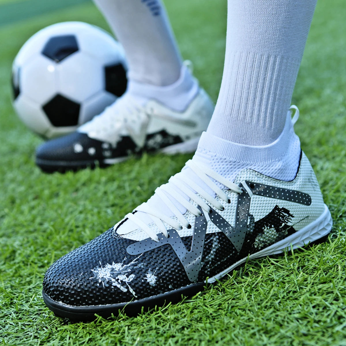 Chaussures d'entraînement unisexes Value Turf Trainers, tige en PU tissé, crampons en caoutchouc TF, antidérapantes, durables et économiques.
