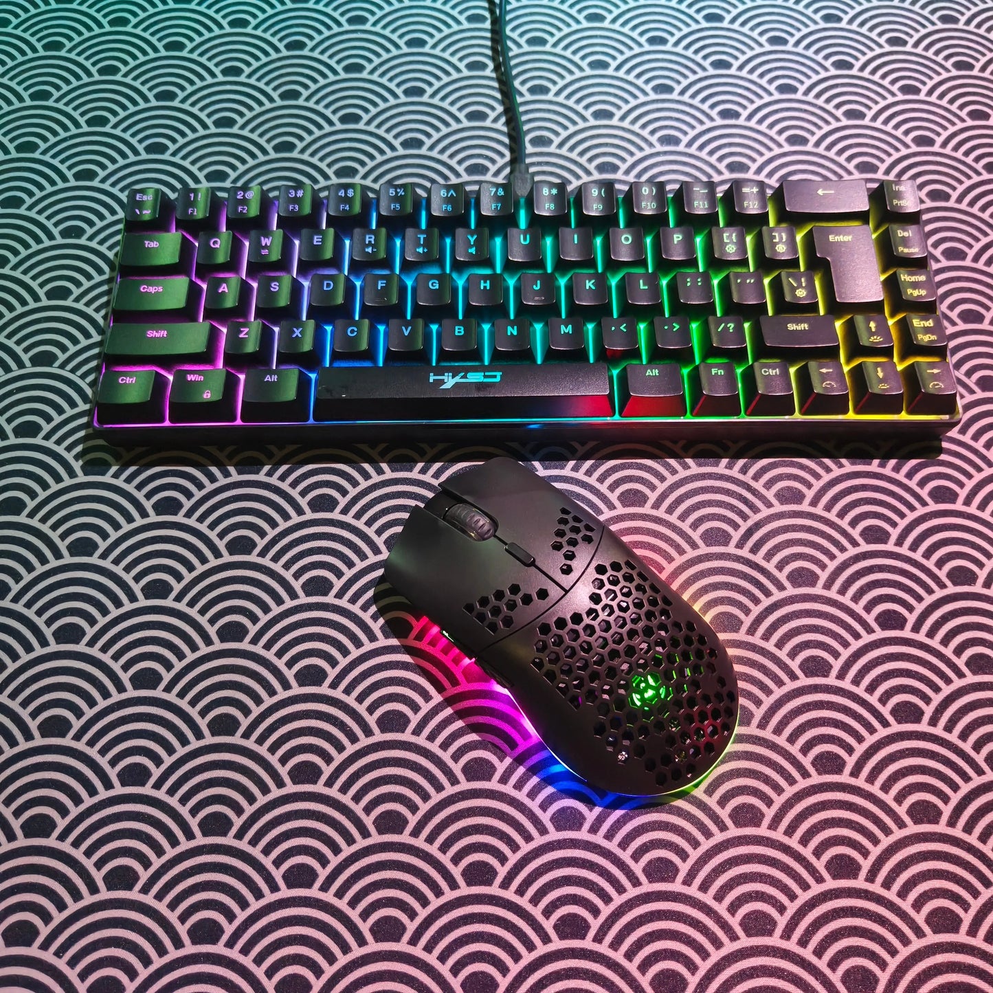 Set gaming portatile HXSJ 60% RGB con tastiera e mouse, tastiera a membrana cablata 68 tasti e mouse wireless leggero a 3 modalità per PC Mac