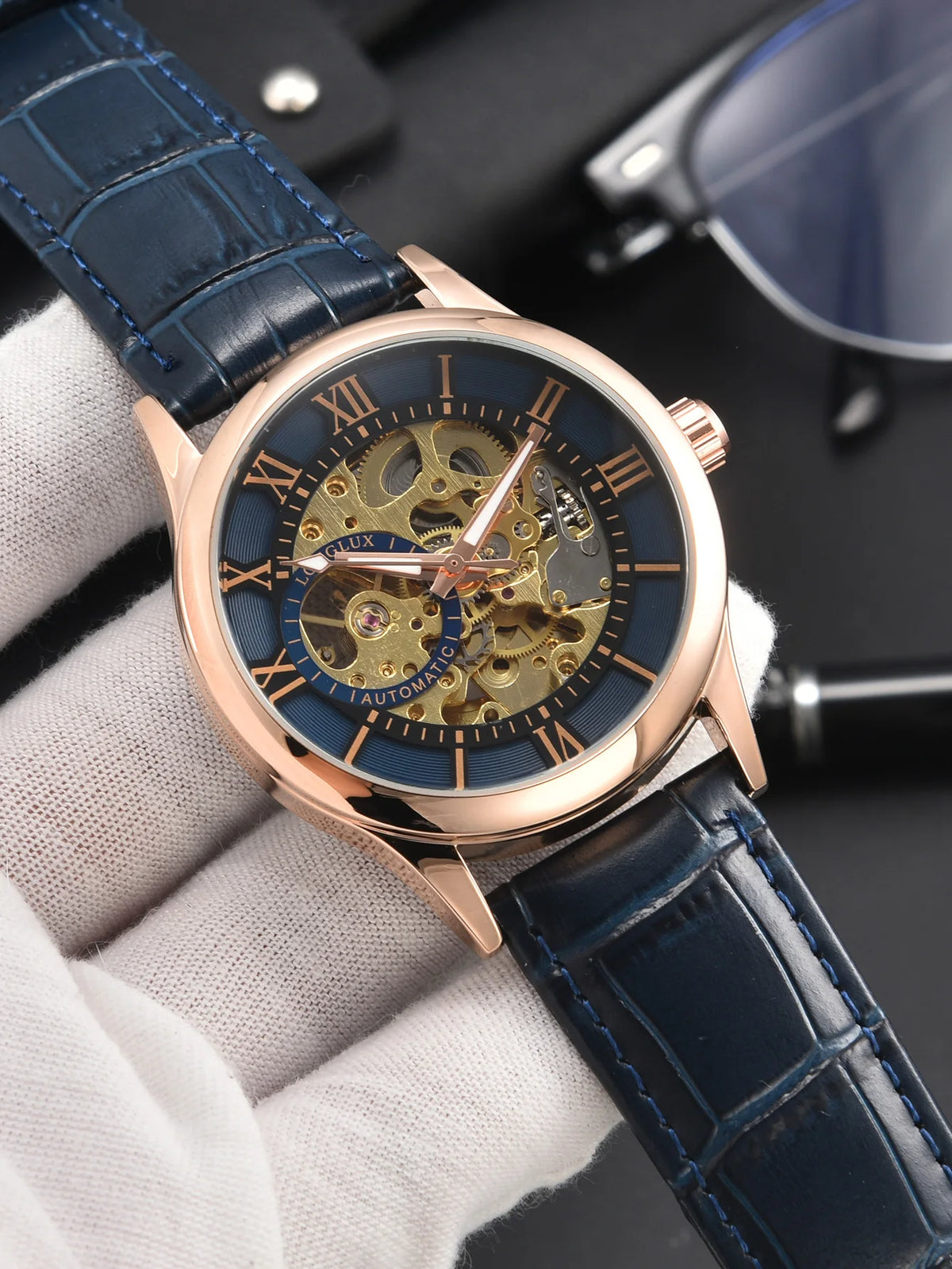 Relógio automático para homem, estilo de luxo, mostrador com algarismos romanos, mecanismo visível (esqueleto), resistente à água, ponteiros luminescentes, bracelete em pele – Uma escolha ideal para oferecer como presente.
