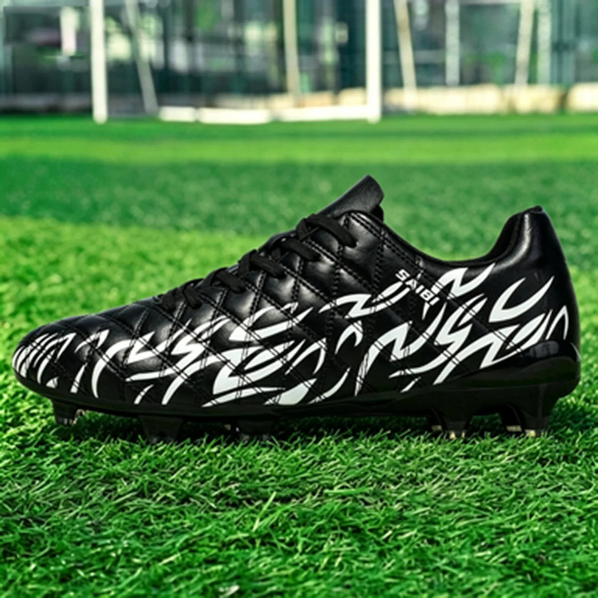 Chaussures de football AG/FG économiques avec tige en PU mélangé, crampons longs en TPU, antidérapantes et durables pour terrain en herbe