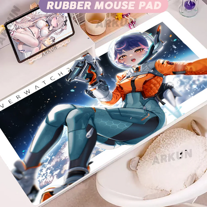 Alfombrilla de ratón gaming XXL de goma suave para escritorio y oficina, 900x400, estilo anime con chica gamer de Overwatch y FPS grandes