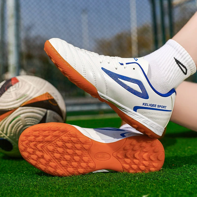 Botas de fútbol unisex juveniles superventas en oferta, tacos para césped, antideslizantes, transpirables, parte superior de cuero, ligeras y duraderas para entrenamiento de fútbol