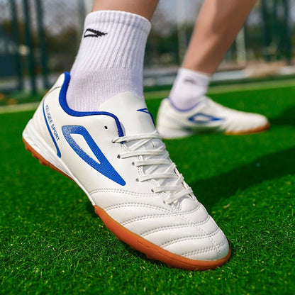 Botas de fútbol unisex juveniles superventas en oferta, tacos para césped, antideslizantes, transpirables, parte superior de cuero, ligeras y duraderas para entrenamiento de fútbol