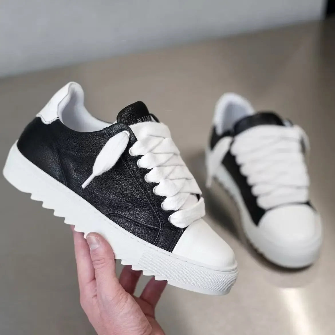 Chaussures de skate décontractées et respirantes pour hommes, semelle épaisse, baskets de sport polyvalentes, en toile grise denim imprimée, style spray, chaussures en toile