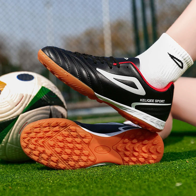 Botas de fútbol unisex juveniles superventas en oferta, tacos para césped, antideslizantes, transpirables, parte superior de cuero, ligeras y duraderas para entrenamiento de fútbol