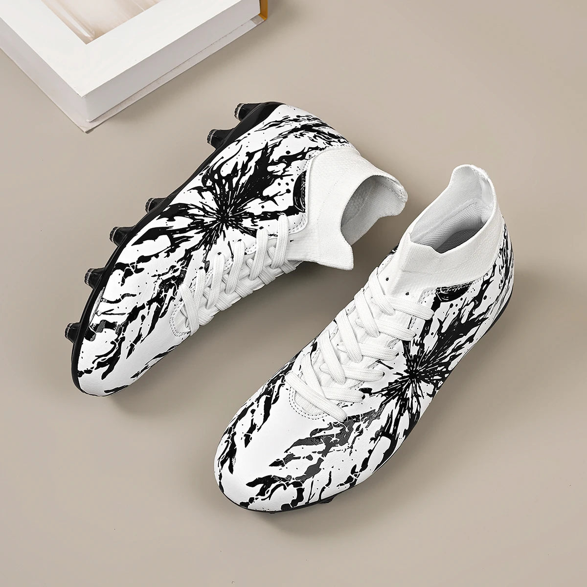 Chaussures de football Shock Cushion AG FG avec semelle extérieure épaisse en PU textile et TPU, réduisent la fatigue des pieds lors d'entraînements prolongés sur gazon naturel.