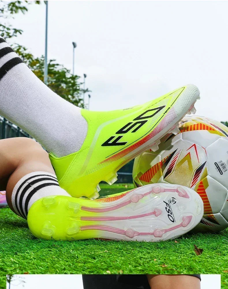 Nouvelles chaussures de football pour hommes, modèle tendance, de haute qualité, mi-hautes, légères, antidérapantes, crampons d'extérieur pour l'entraînement sur gazon.